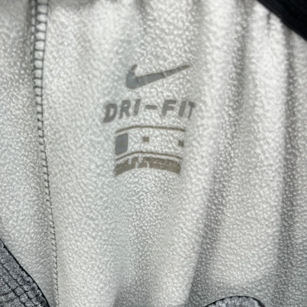 Nike Oregon Ducks Mens M Gray Therma-FIT Training Pants Joggers Sweats Athletic